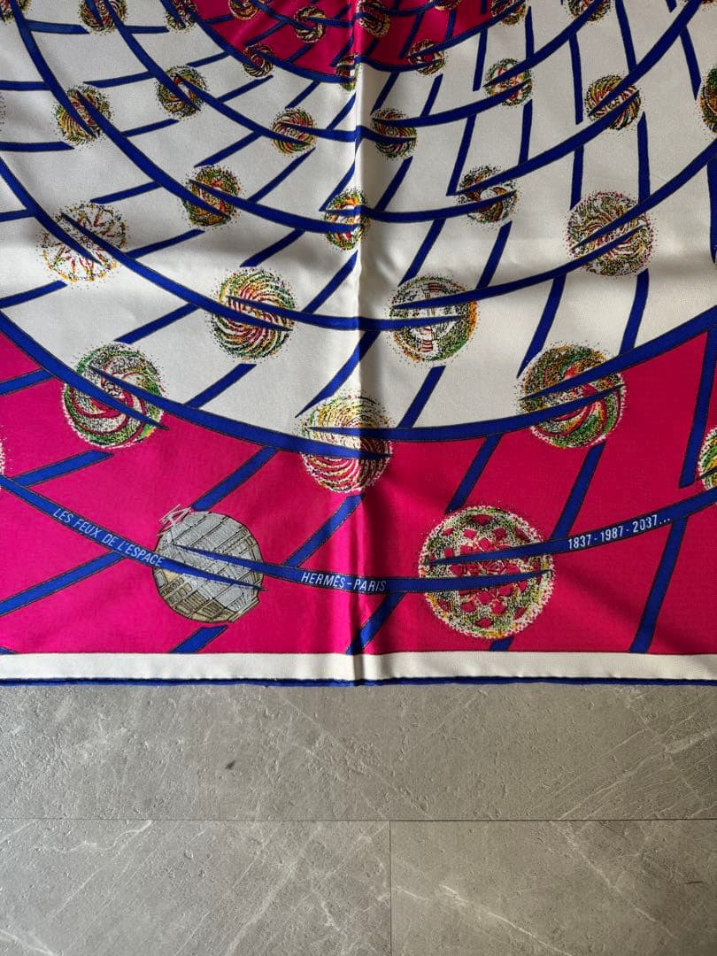 HERMÈS エルメス カレ90 宇宙の花火 シルクスカーフ 箱付