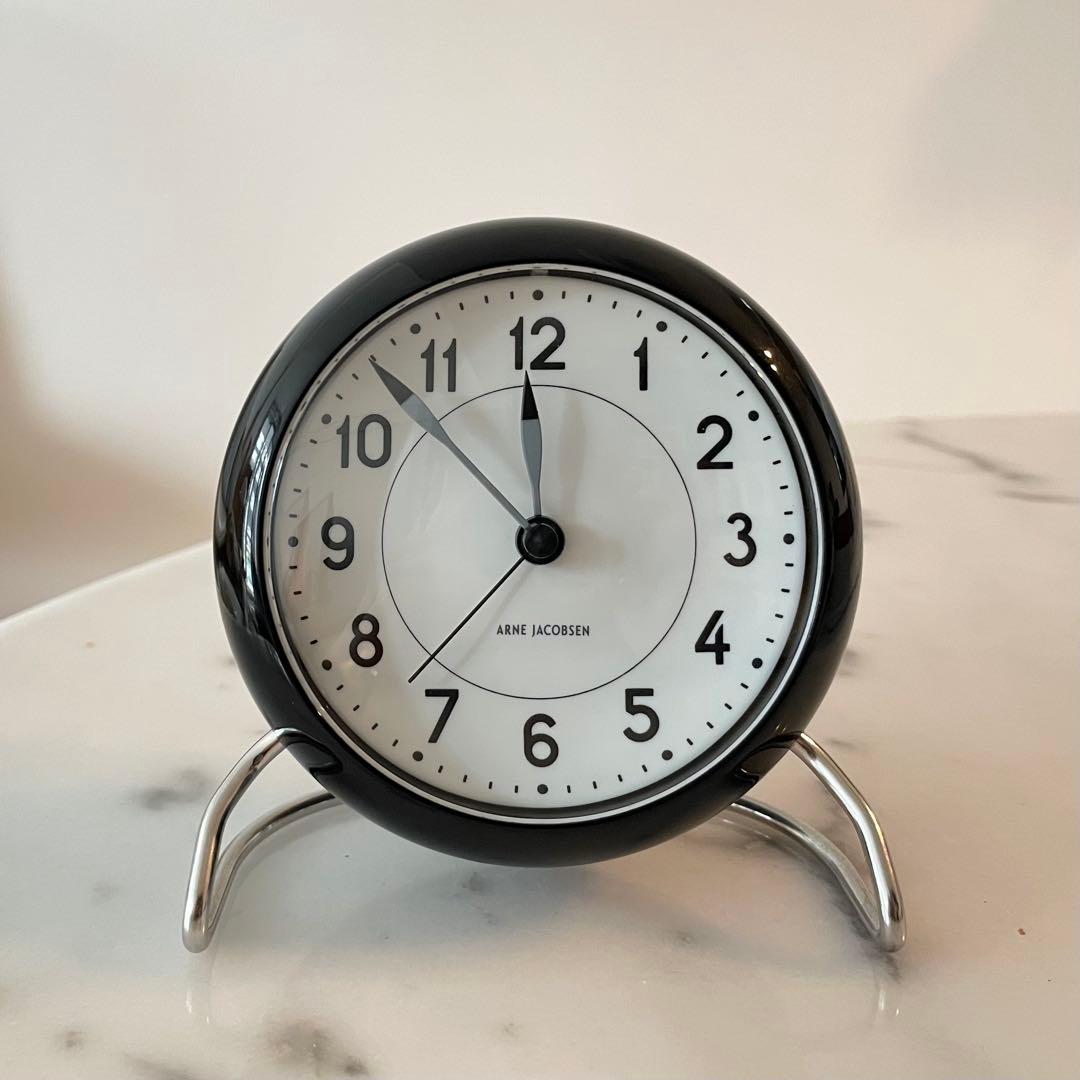 ARNE JACOBSEN STATION 置き時計／目覚まし時計 ブラック