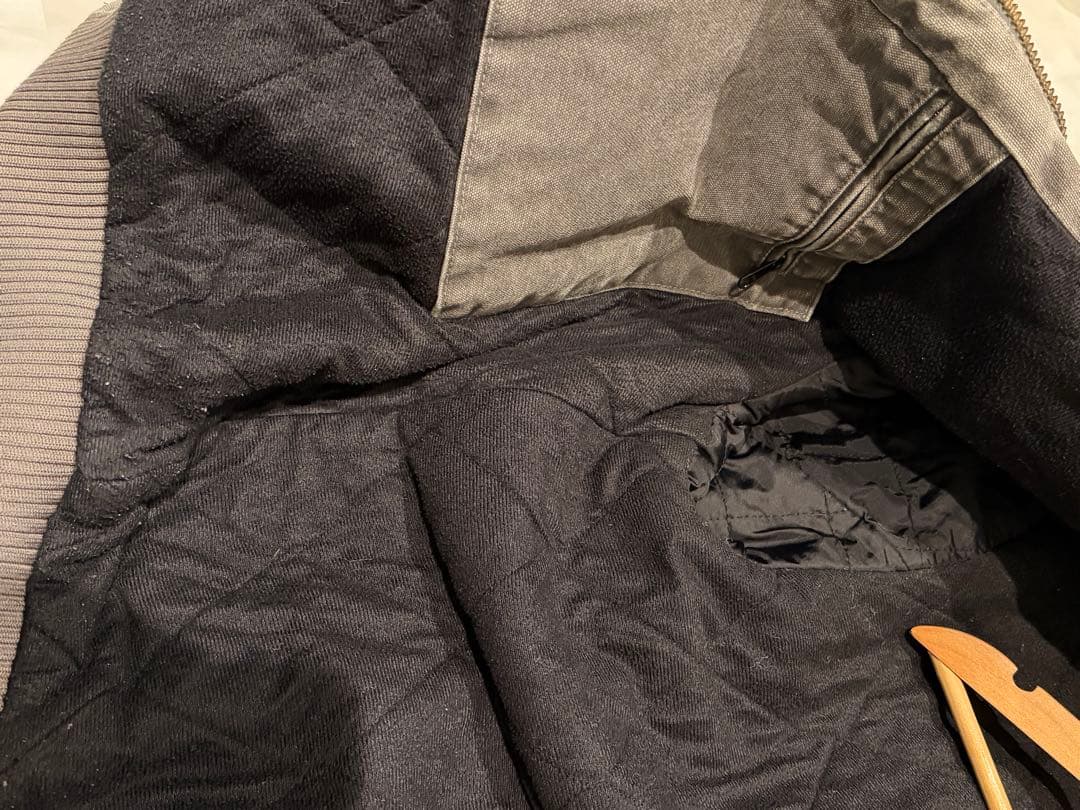 Carhartt 00sアクティブジャケット ブラック フェード グレー 短丈