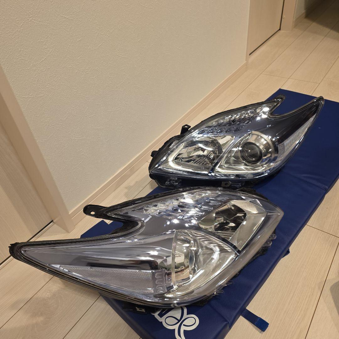 30 プリウス　前期　純正ヘッドライト　美品　左右セット