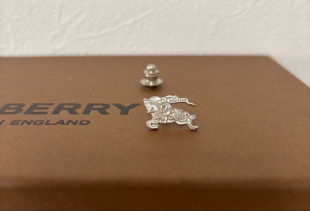 バーバリー BURBERRY ピンバッジ ホースロゴ シルバー