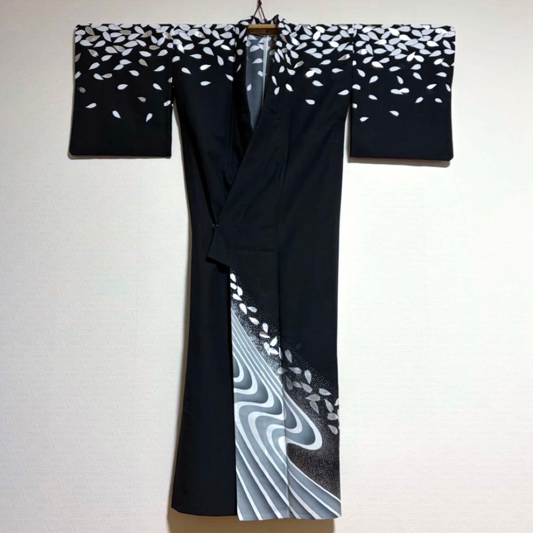 【舞台衣装】 。花びらに流水文様 銀彩入り 着物 単衣 バチ衿 身丈約159cm