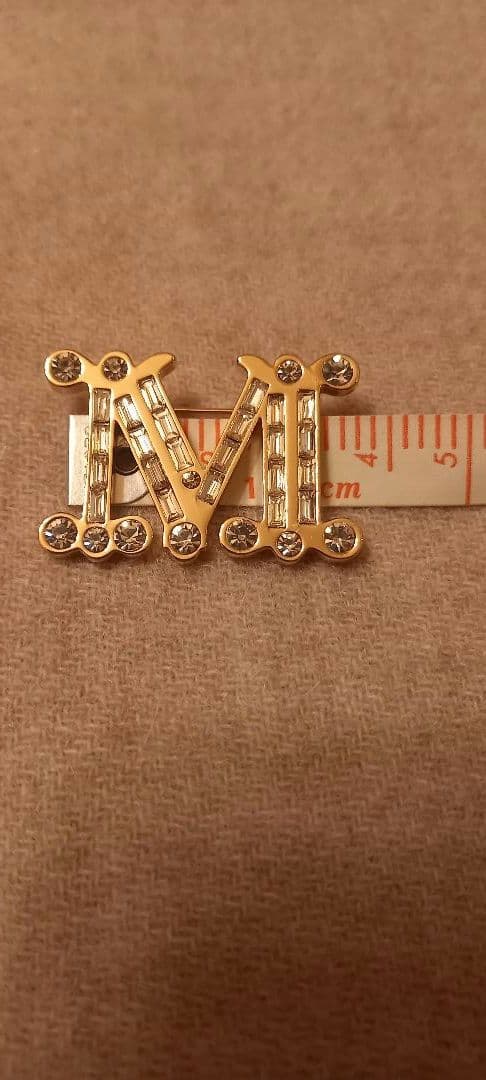 雛祭りsale☆新品未使用　Max Mara　ケープ　ポンチョ　Mブローチ