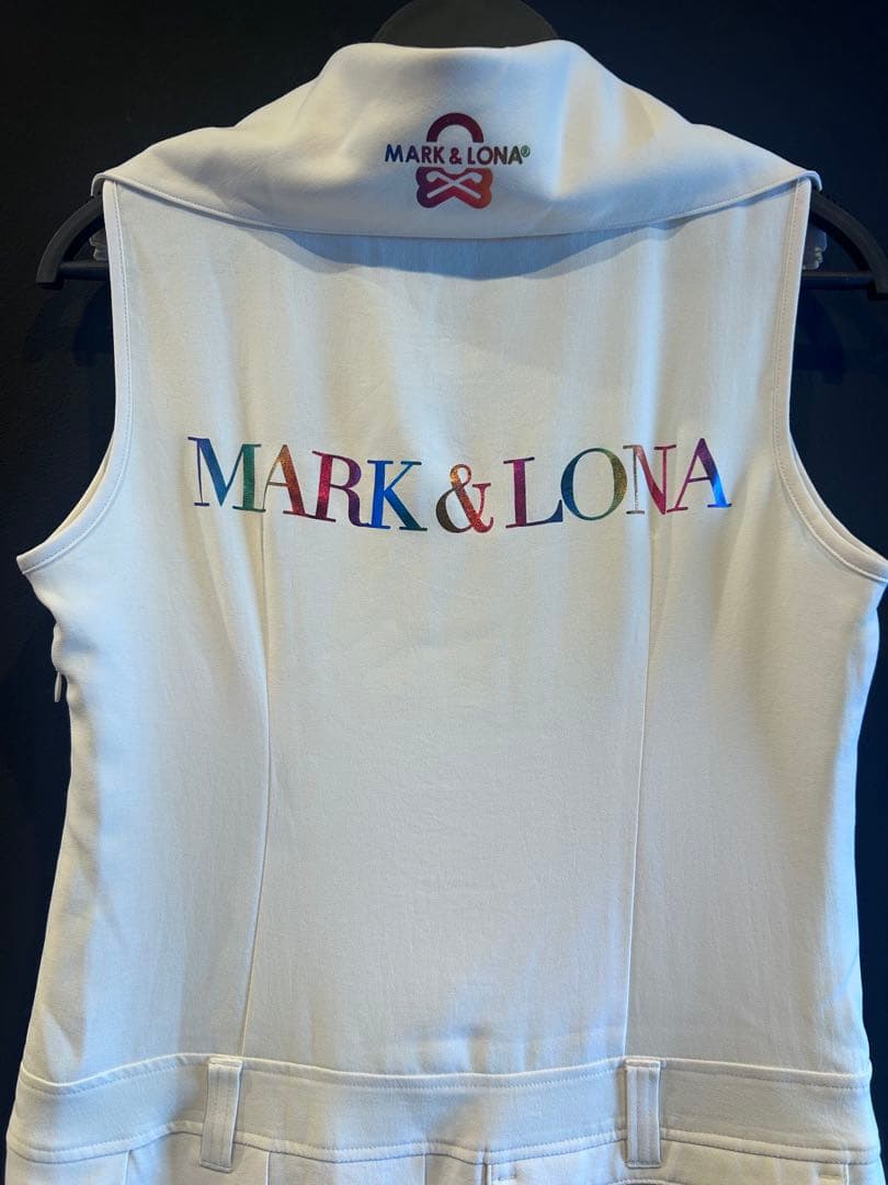 MARK&LONA プリーツ切替衿付きノースリーブワンピース ホワイト