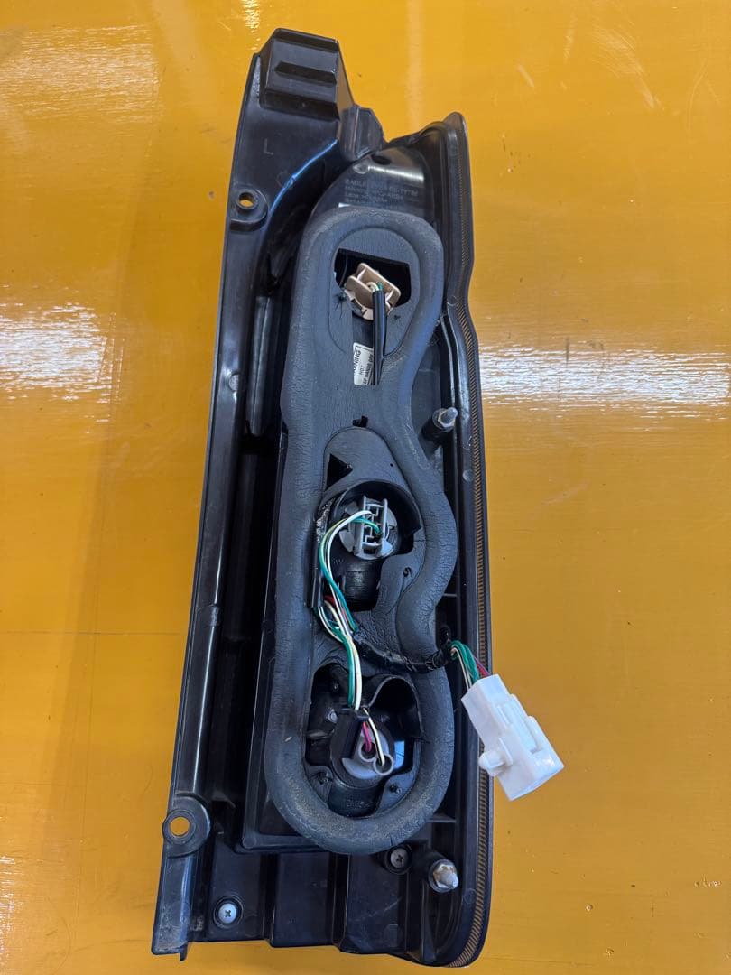 LEDテールライト スモーク 左右セット　ハイエース　テールランプ