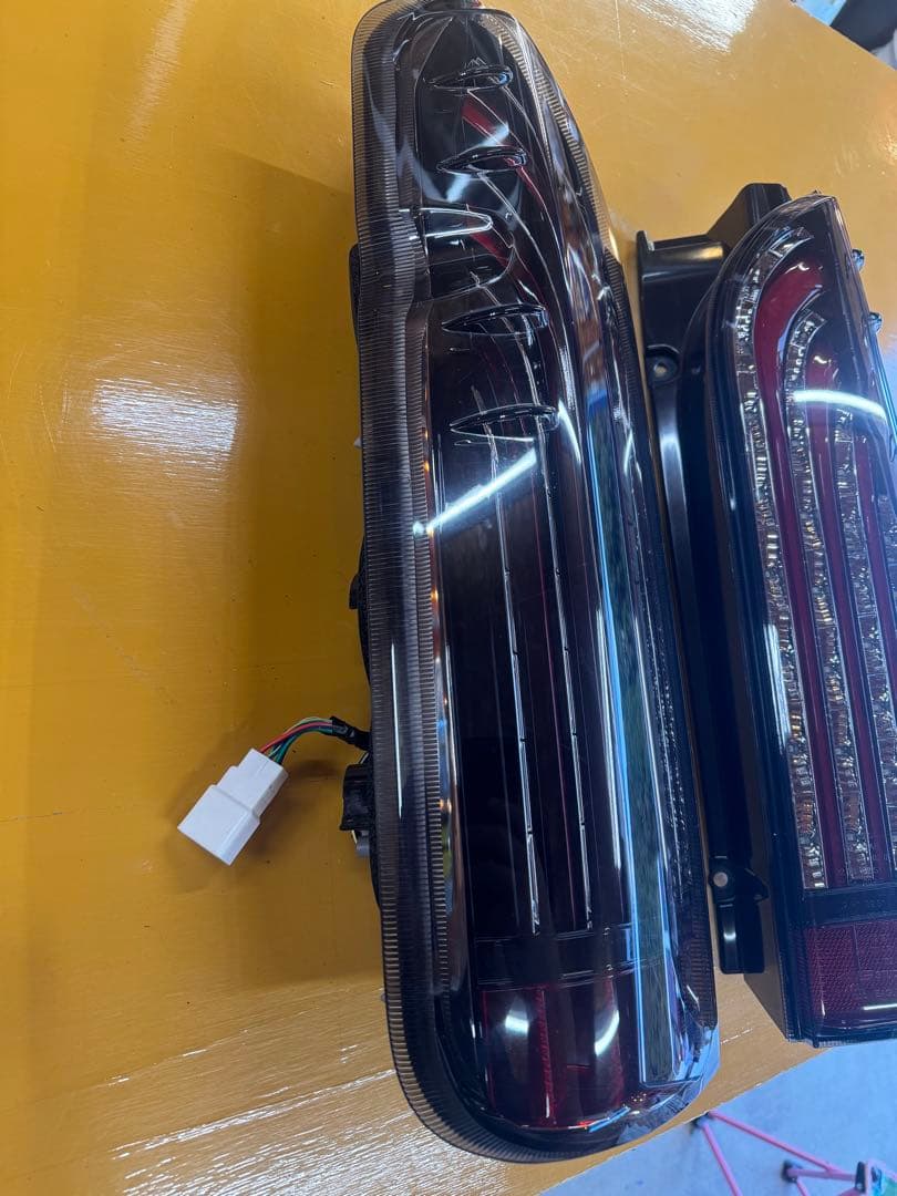 LEDテールライト スモーク 左右セット　ハイエース　テールランプ
