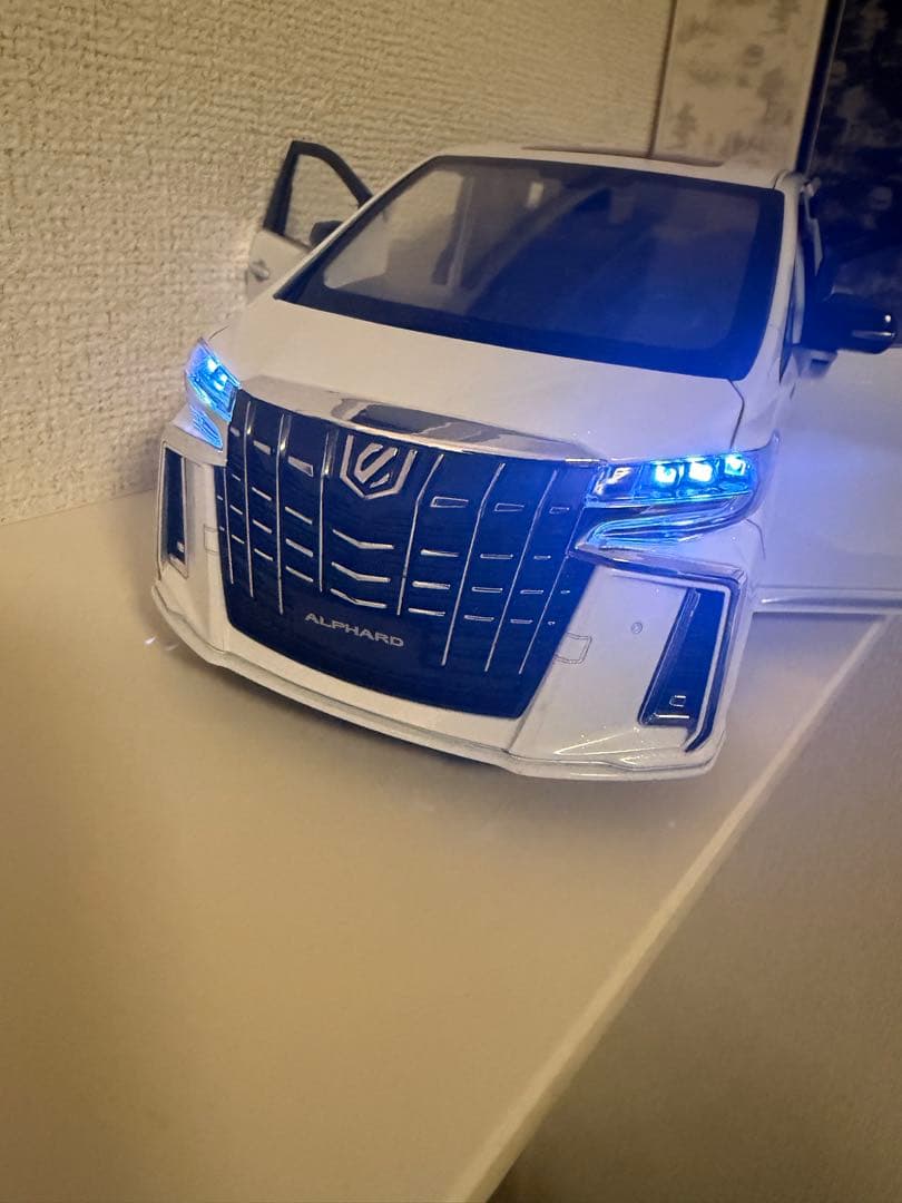 ブラック入荷！値下げ不可 トヨタ アルファード ミニカー 1/18 ホワイト