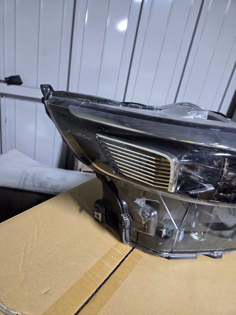 日産 ルークス右LEDヘッドランプ26010-7NG0A
