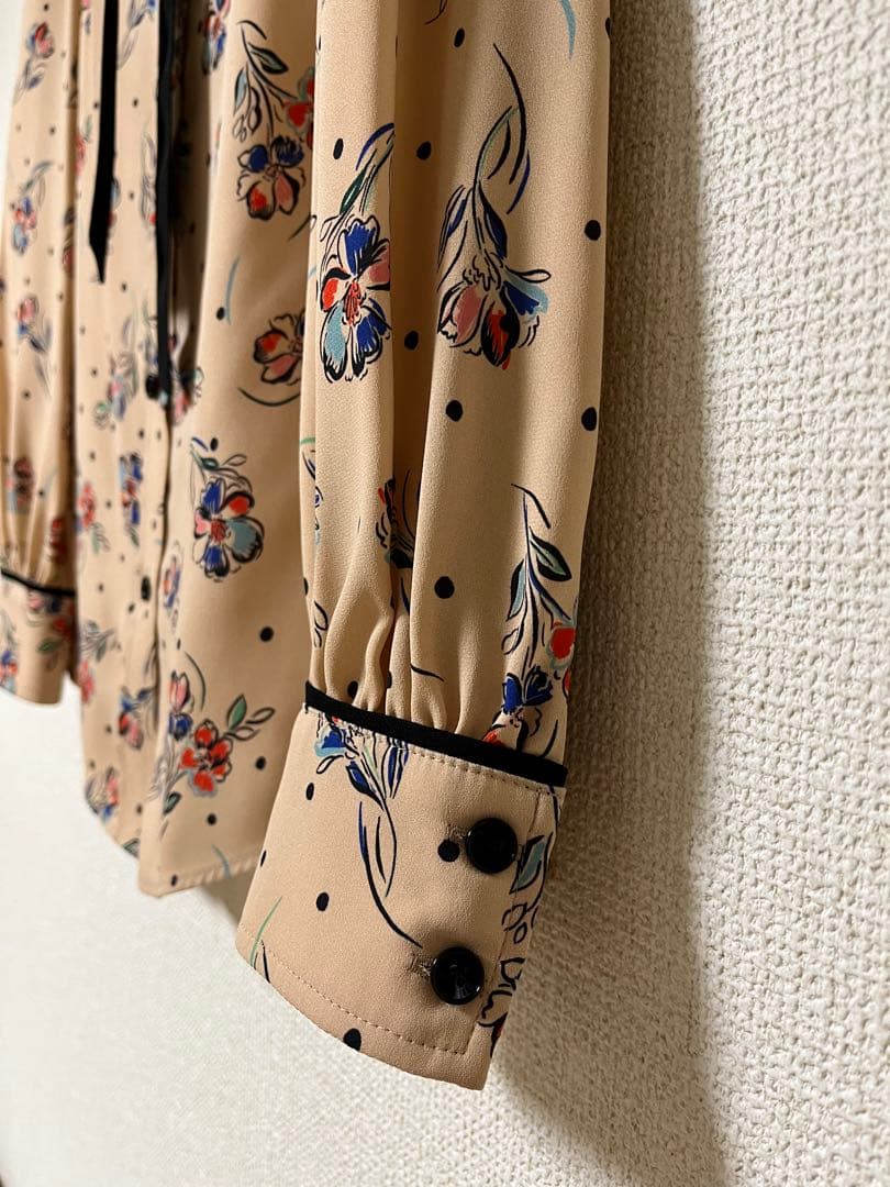 【新品】ルルウィルビー　ドットフラワーボウタイブラウス　ベージュ