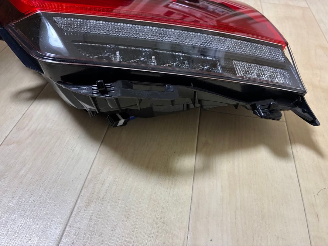 ランクル300系　バックドアテールレンズ右