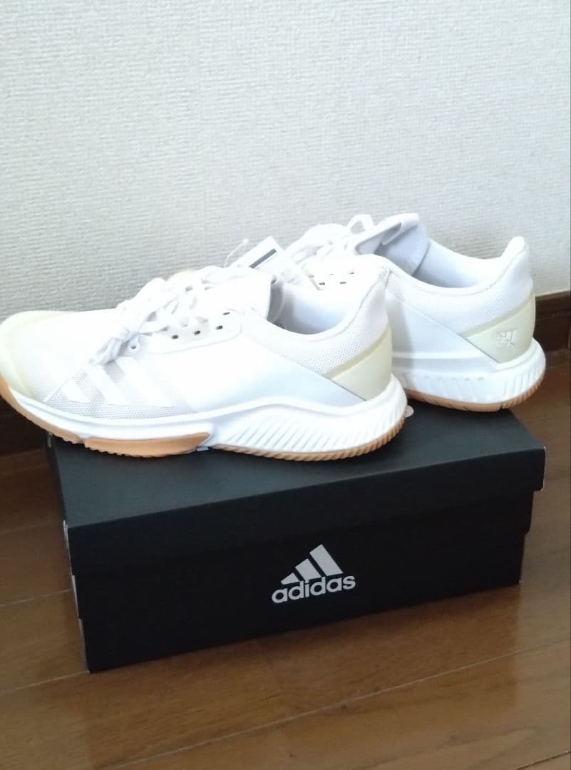 新品未使用レアadidas バレーボールシューズ 箱あり サイズ２４cm