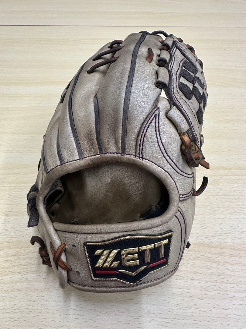 ZETTプロステイタス・硬式内野手用グローブ。 源田モデル