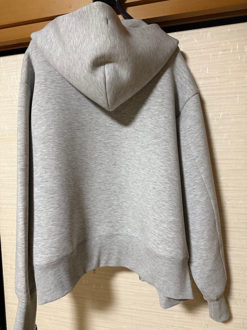 未使用 emmi エミ ジップアップダンボールフーディー