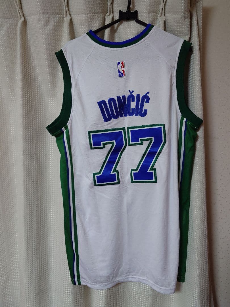 ルカ・ドンチッチ、DALLAS Mavericks ユニフォーム 77