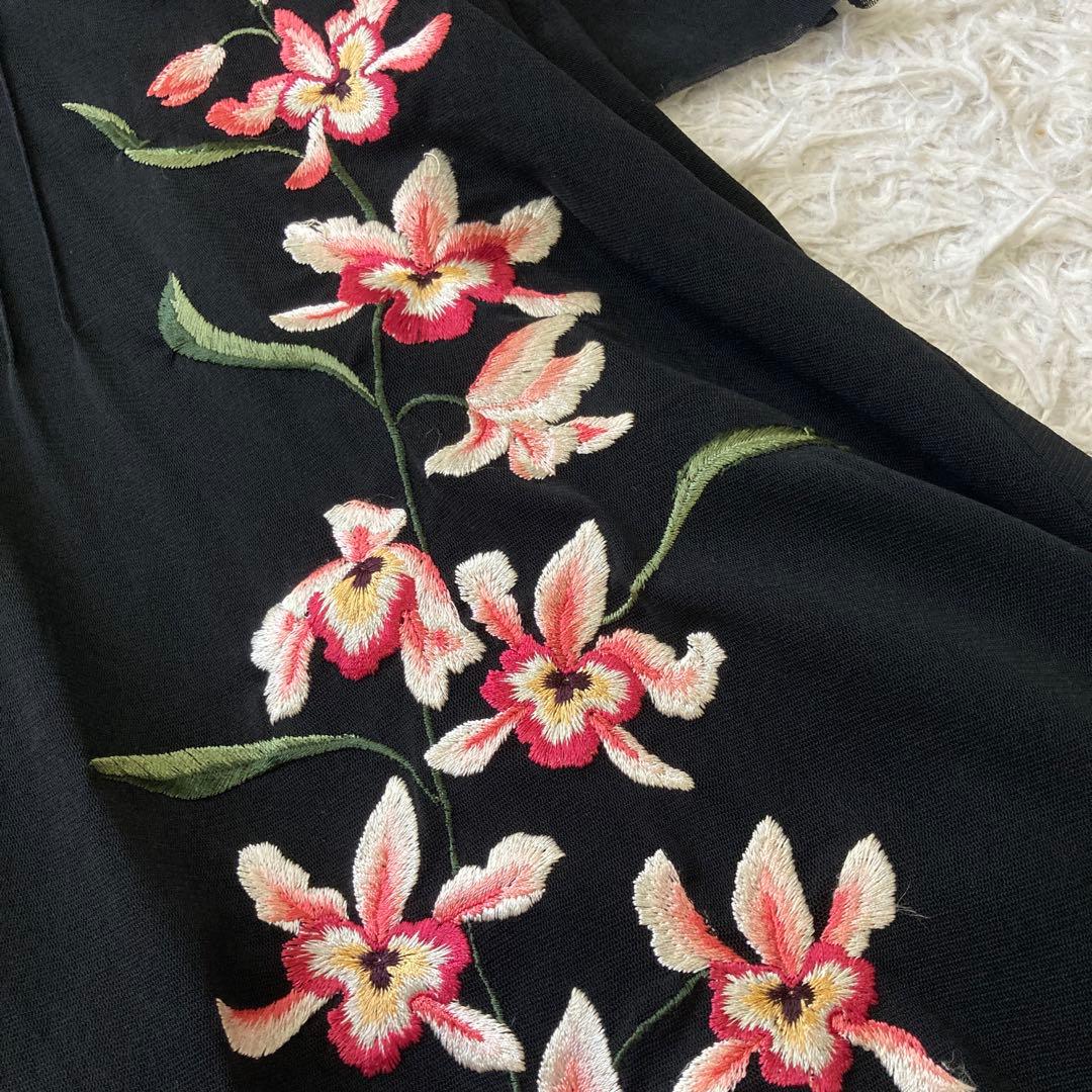 VIVIENNE TAM 刺繍入りワンピース ブラック 1 前クロス エレガント