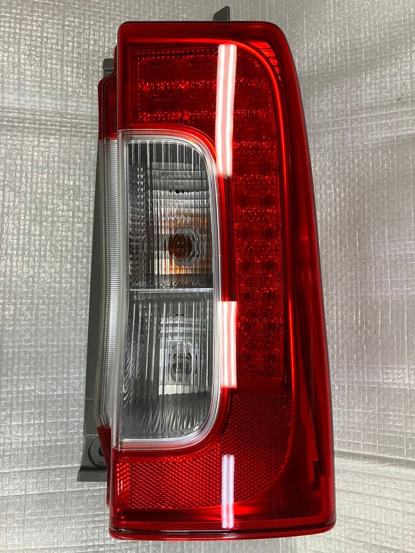 ♦︎ダイハツ★タントLA600S右テールランプ★点灯確認済み★良品★