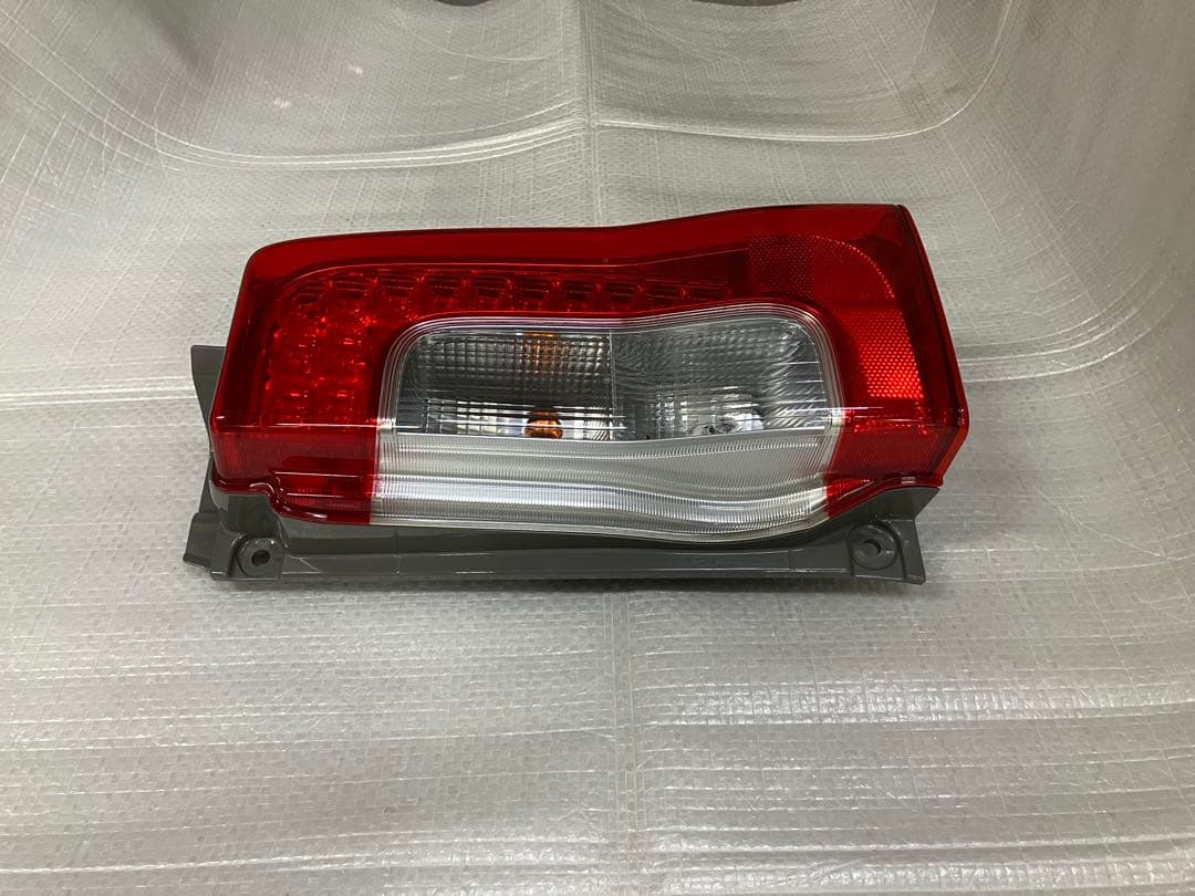 ♦︎ダイハツ★タントLA600S右テールランプ★点灯確認済み★良品★