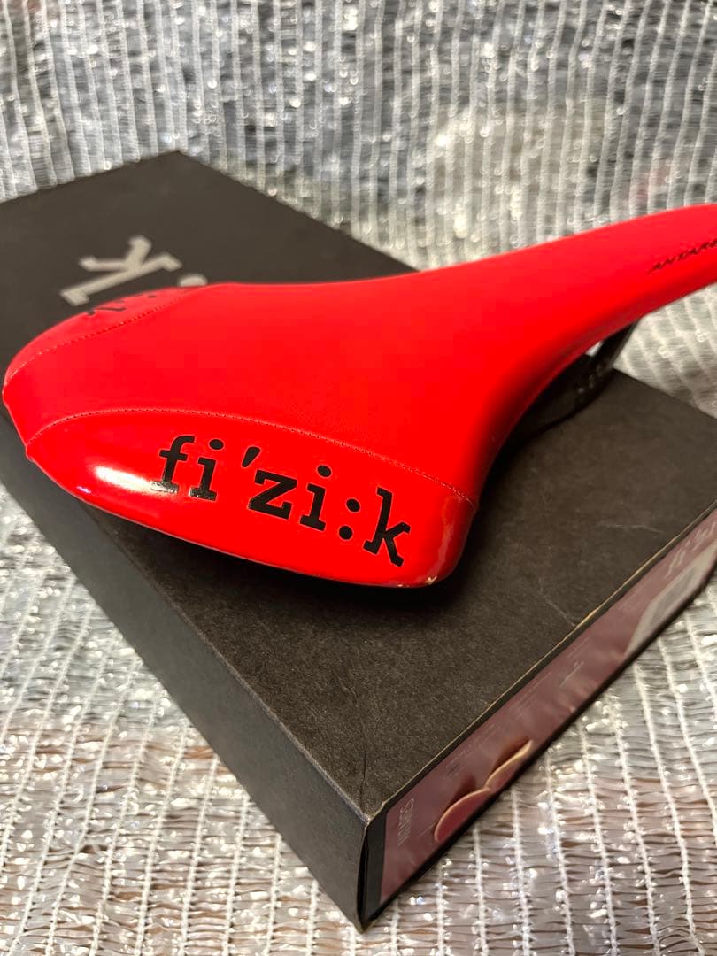 フィジーク　fi'zi:k Antares サドル カーボン　レッド
