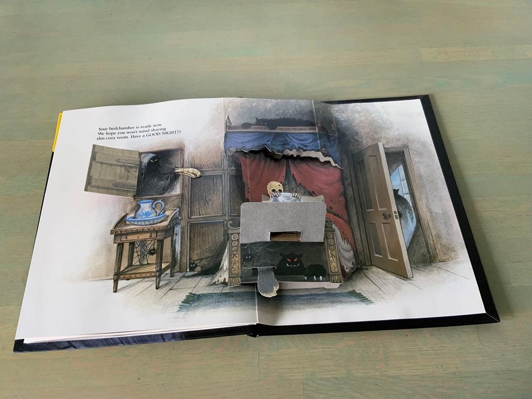 ヴィンテージ飛び出す絵本　the things in mouldy manor