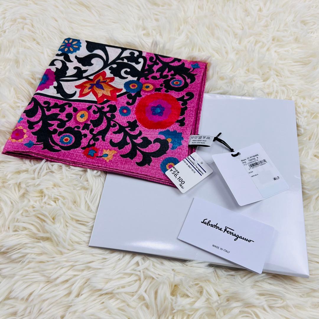 新品　Salvatore Ferragamo スカーフ フラワー 花柄　シルク