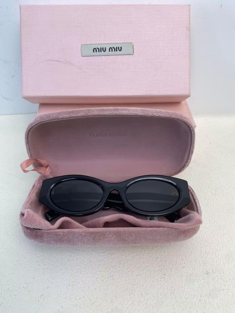 miu miu ブラックサングラス ケース付き