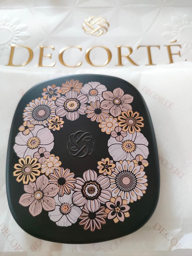 DECORTÉ 2025クリスマスコフレ　アイシャドーパレット 08　ポーチ付き