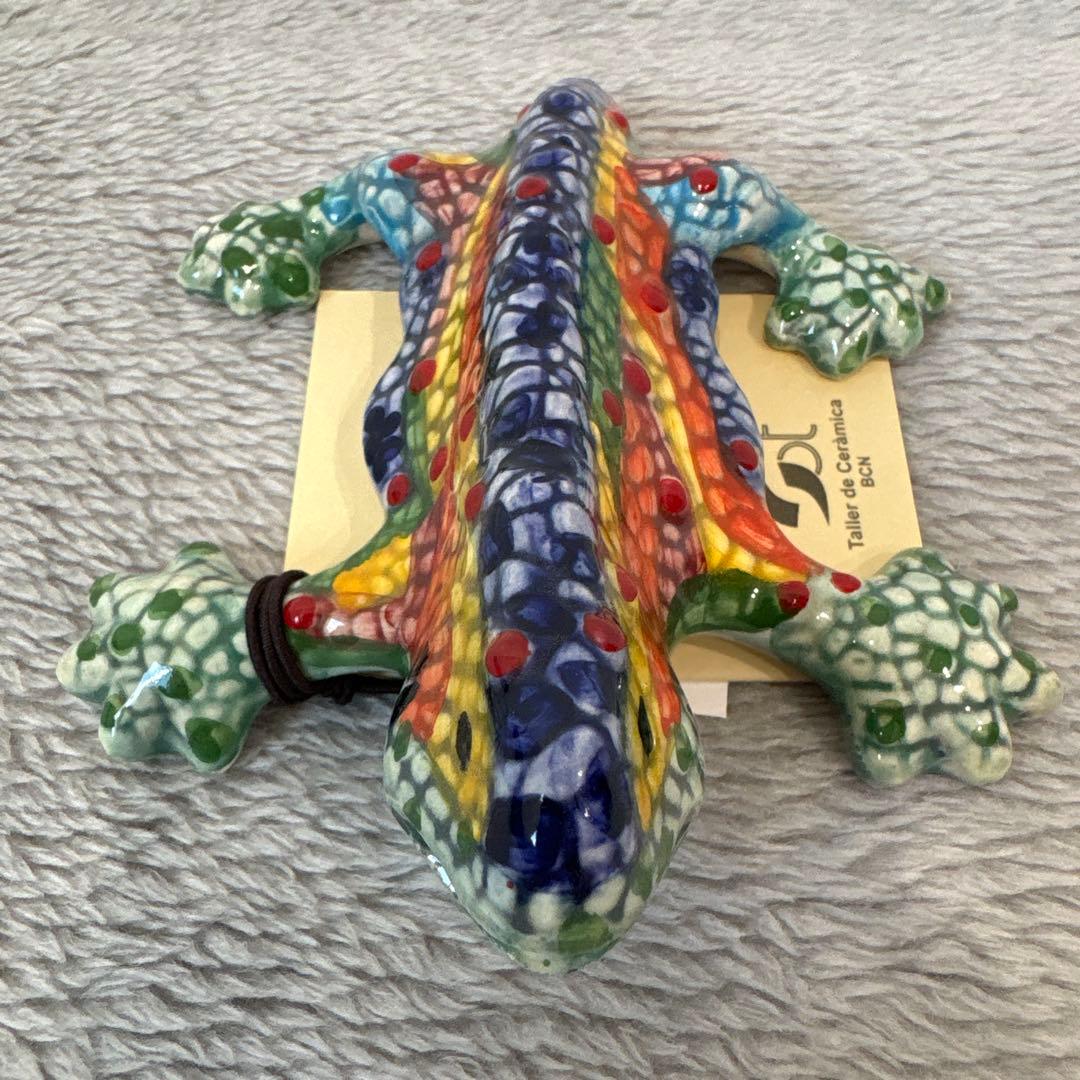 スペイン　バルセロナ　グエル公園　トカゲ　カラフルな陶器のトカゲ置物　ガウディ