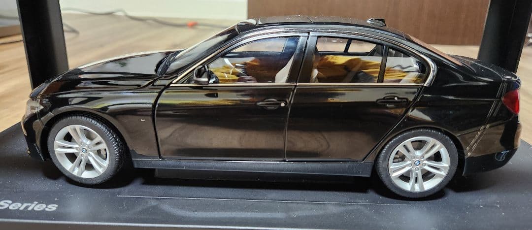 1/18  3シリーズ サファイア ブラック Sapphire Black