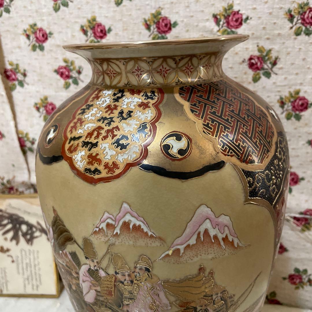 8.手描き陶器の花瓶 山と人物模様薩摩焼のようです