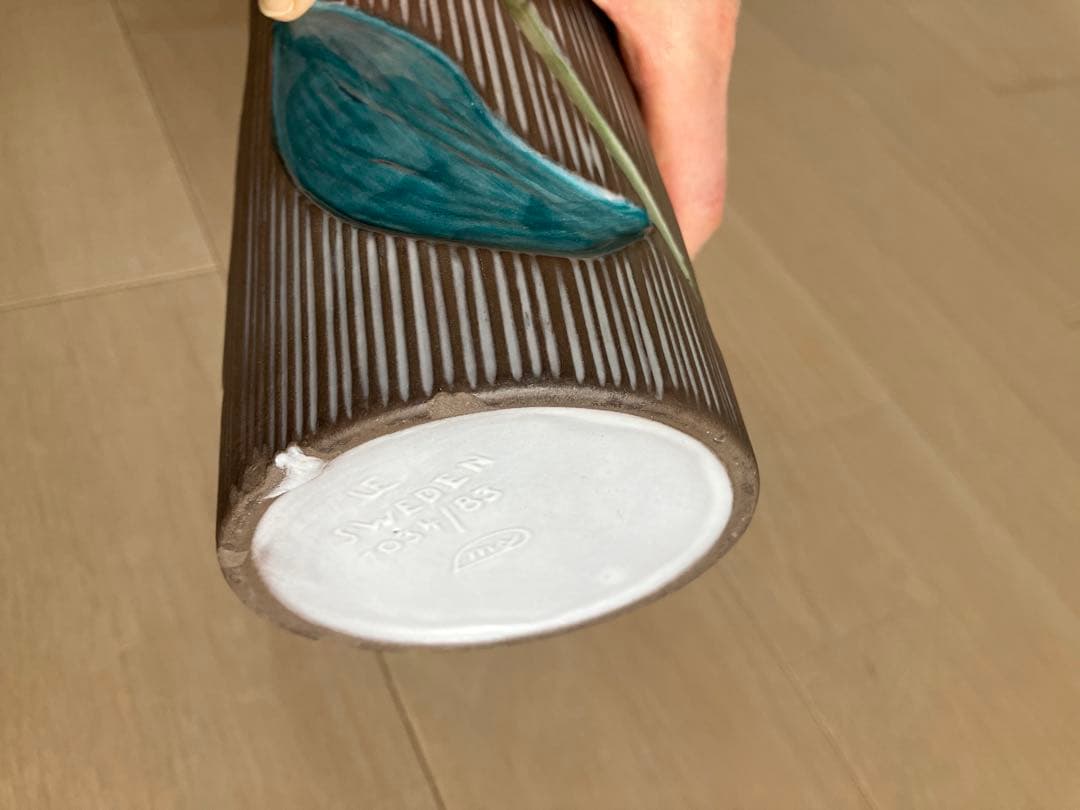 ウプサラエクビイ　フラワーベース　陶器の花瓶（チューリップ）
