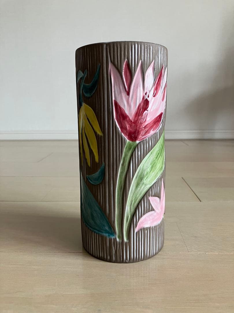 ウプサラエクビイ　フラワーベース　陶器の花瓶（チューリップ）
