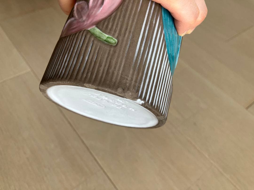 ウプサラエクビイ　フラワーベース　陶器の花瓶（チューリップ）