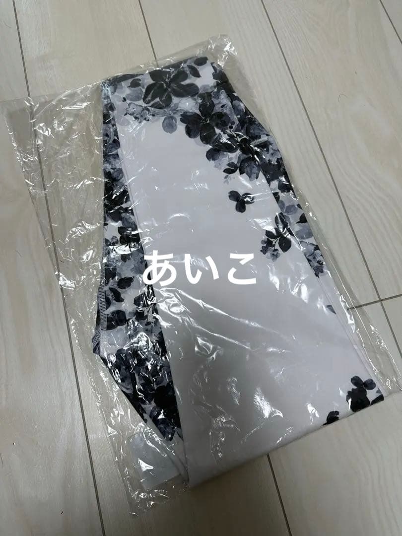 新品未使用❤️LAVA❤️【SUKALA】フルオブフラワーパネルレギンス❤️モノトーン