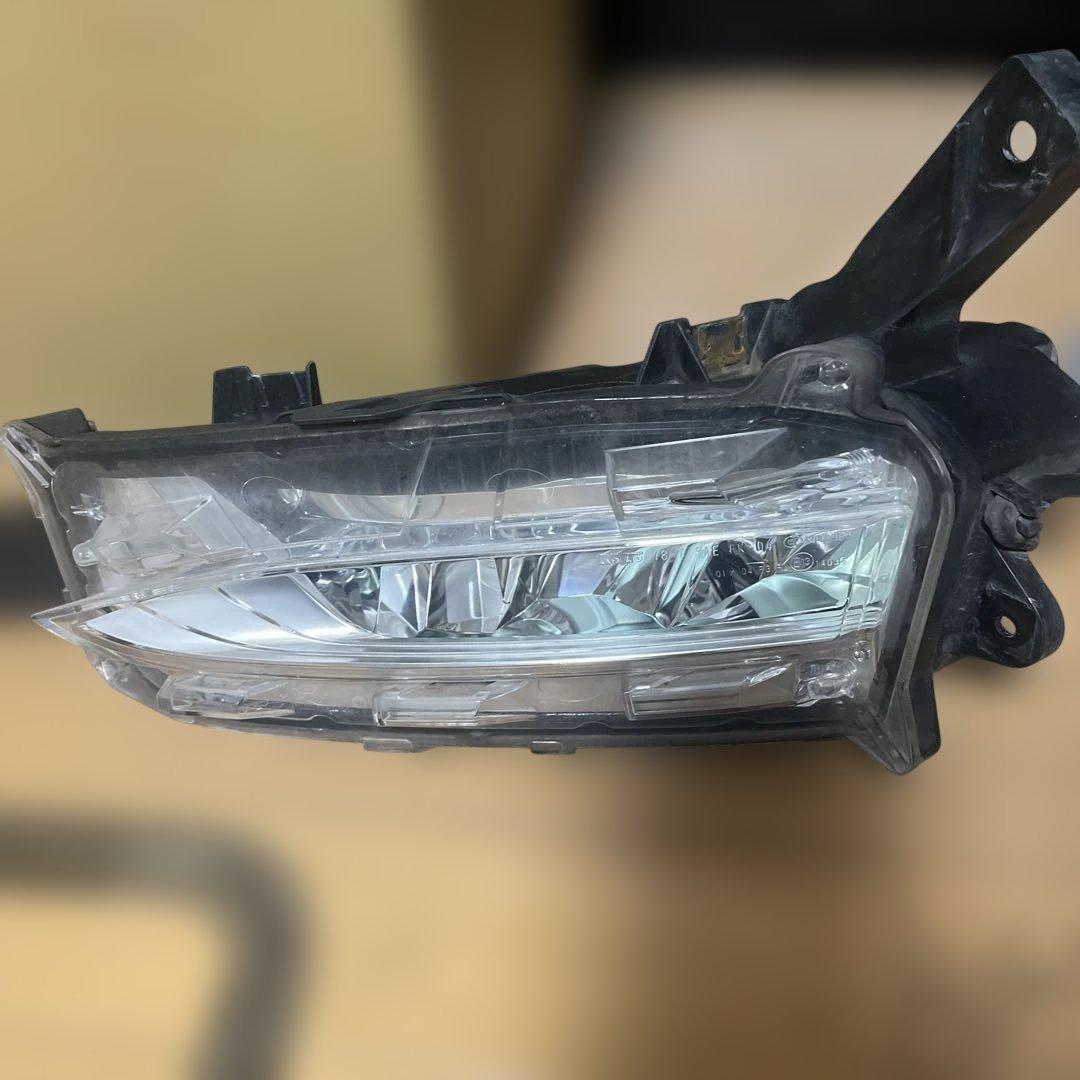 10系レクサスNX300左中古フォグランプ81220-78020