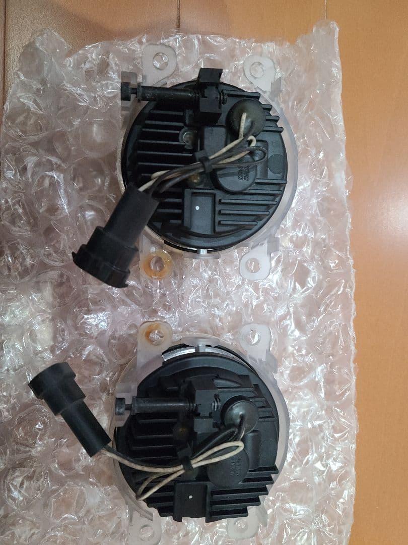 【最終値下げ】スバルフォレスターPIAA LED フォグランプユニット