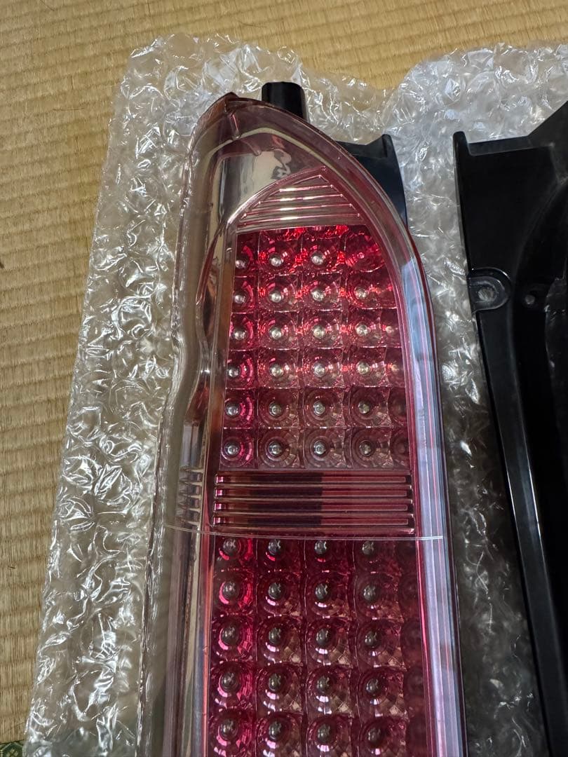 ②200系ハイエースバン　社外LEDテールランプセット　点灯確認済　送料込み