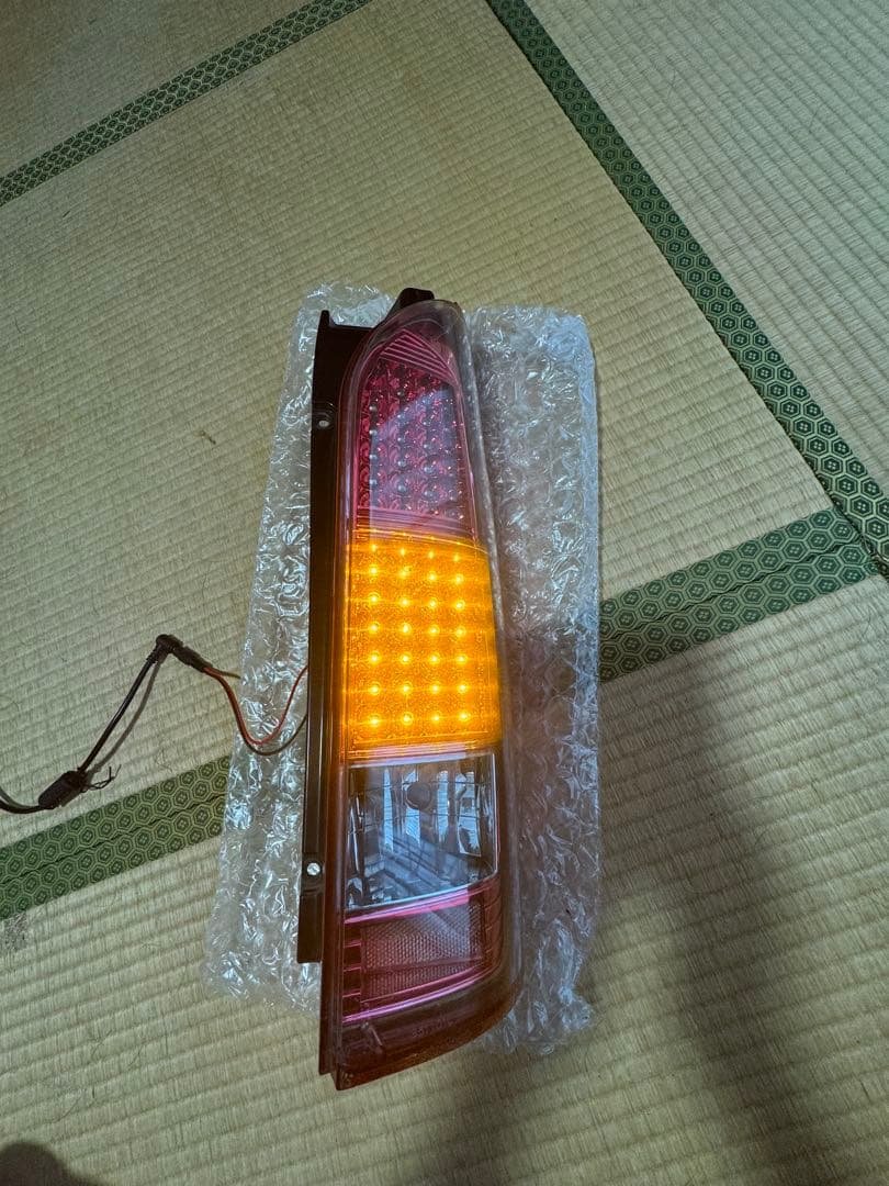 ②200系ハイエースバン　社外LEDテールランプセット　点灯確認済　送料込み