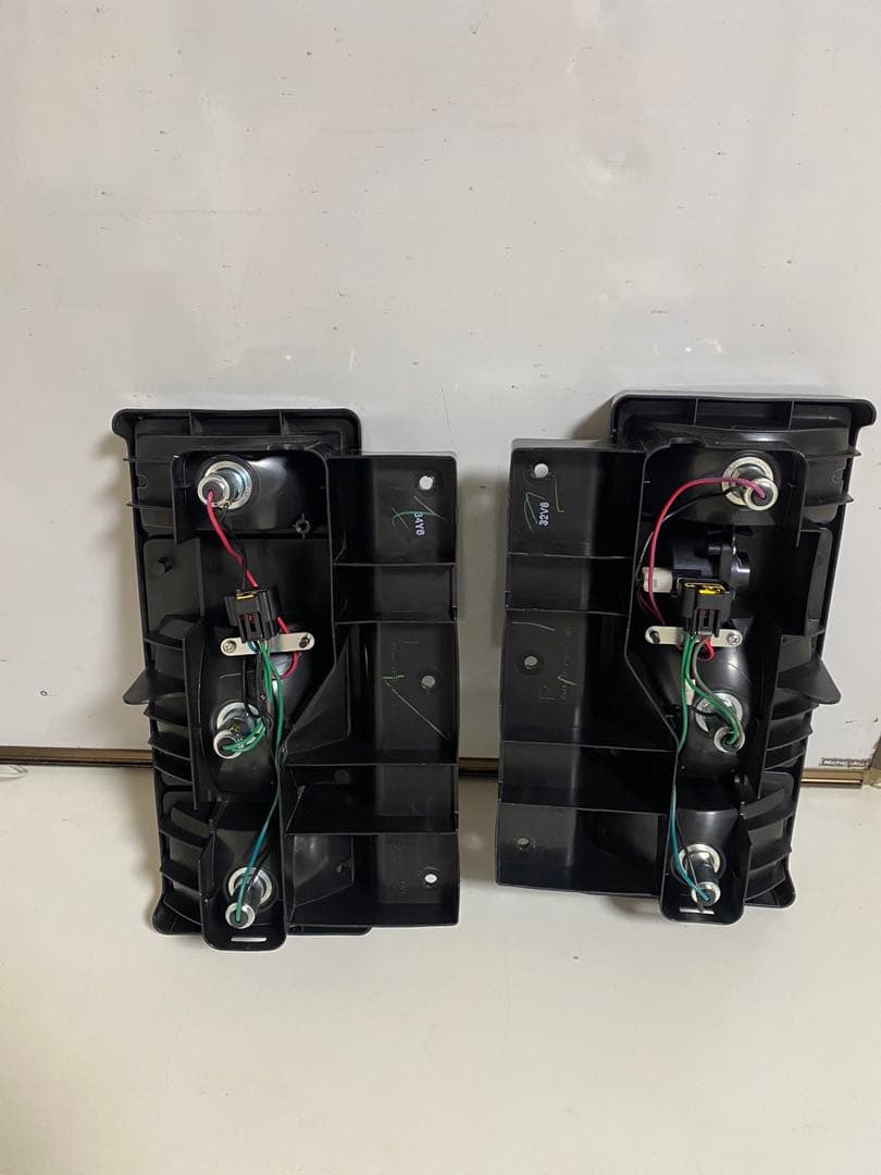 いすゞ左右セット24V トラックテールランプ トラックのバックブザーあります