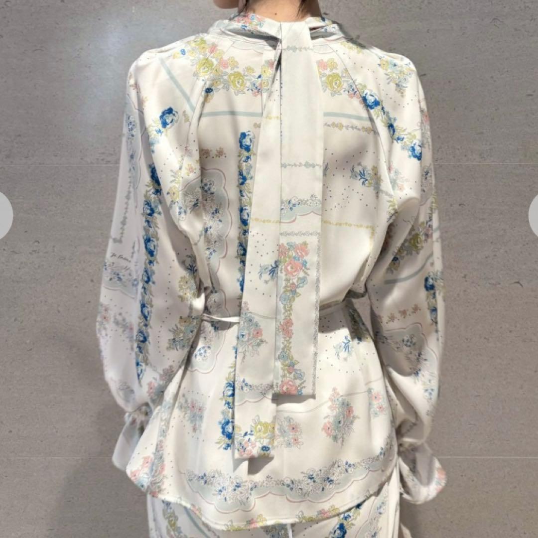 【完売カラー】スカーフプリントボウタイブラウス　LILY BROWN