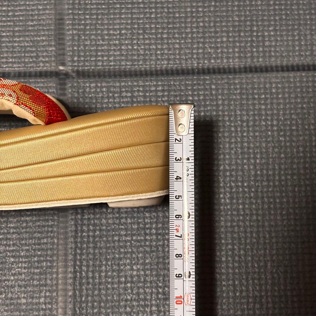 赤い花柄のバッグとベージュ草履のセット