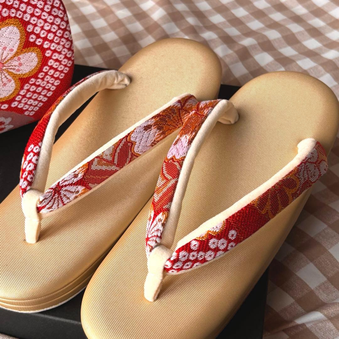 赤い花柄のバッグとベージュ草履のセット