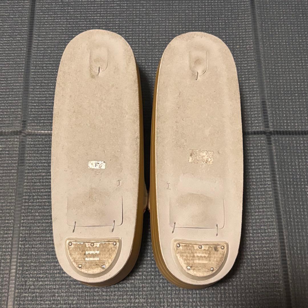 赤い花柄のバッグとベージュ草履のセット
