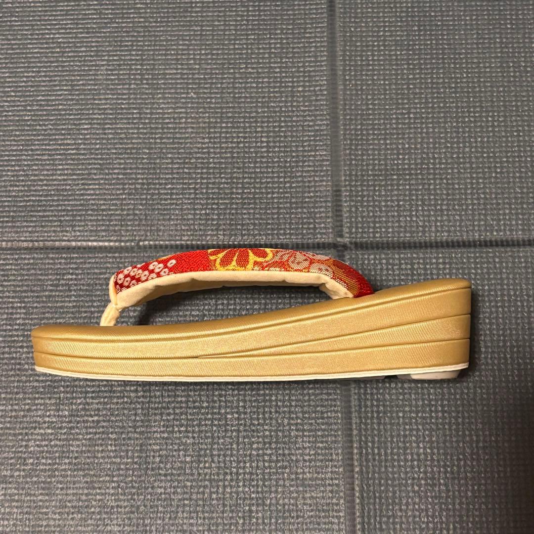 赤い花柄のバッグとベージュ草履のセット