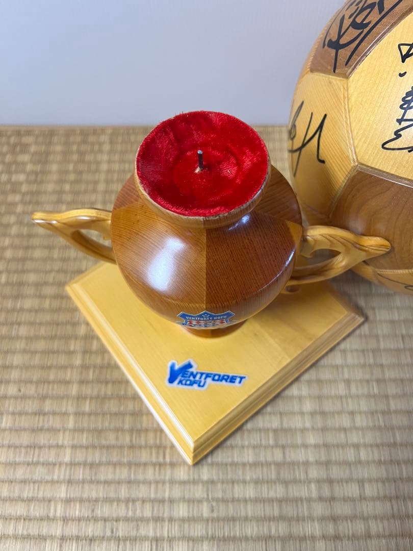 レア　ヴァンフォーレ甲府　木製ボール　台座付　選手　直筆サイン　2001