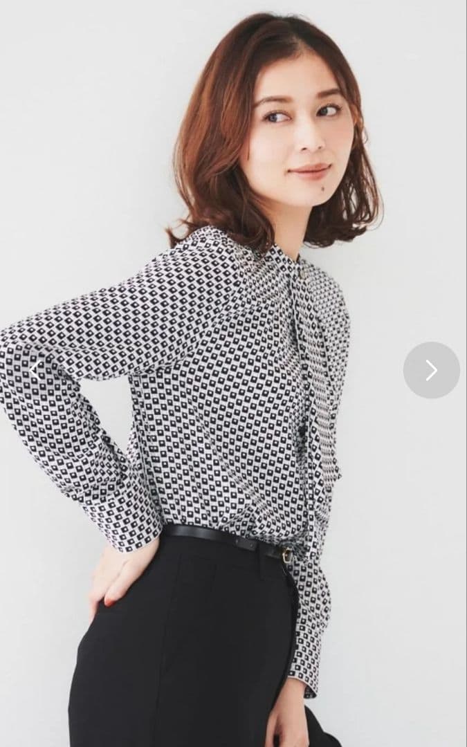 試着のみ✨アンタイトル25SS季完売品✨スクエア柄 ラッフルブラウス