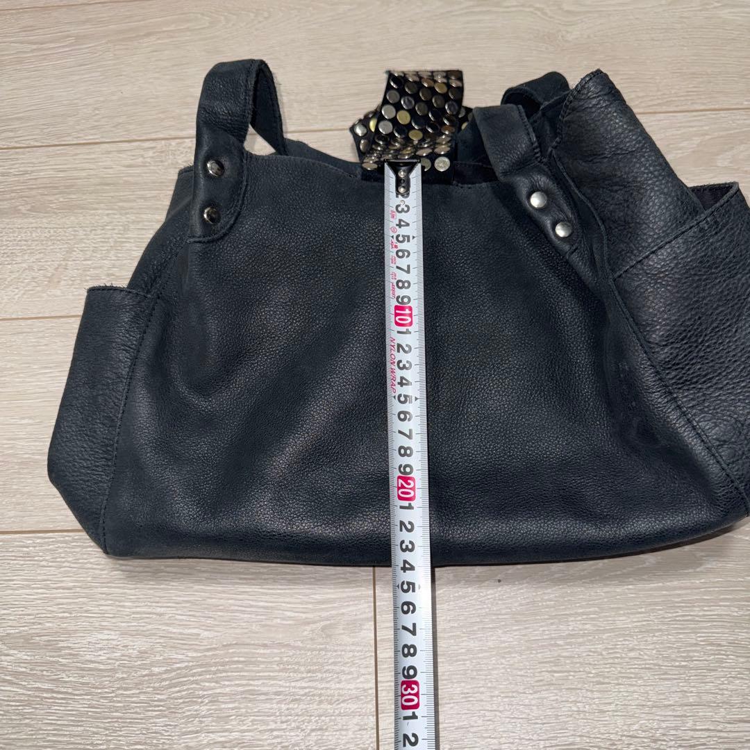TRES スタッズレザーハンドバッグ　レディース　ブラック