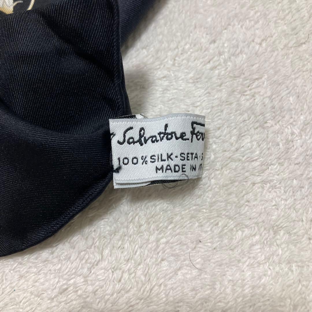 新品希少Salvatore Ferragamoシルク100% 花柄　大判スカーフ