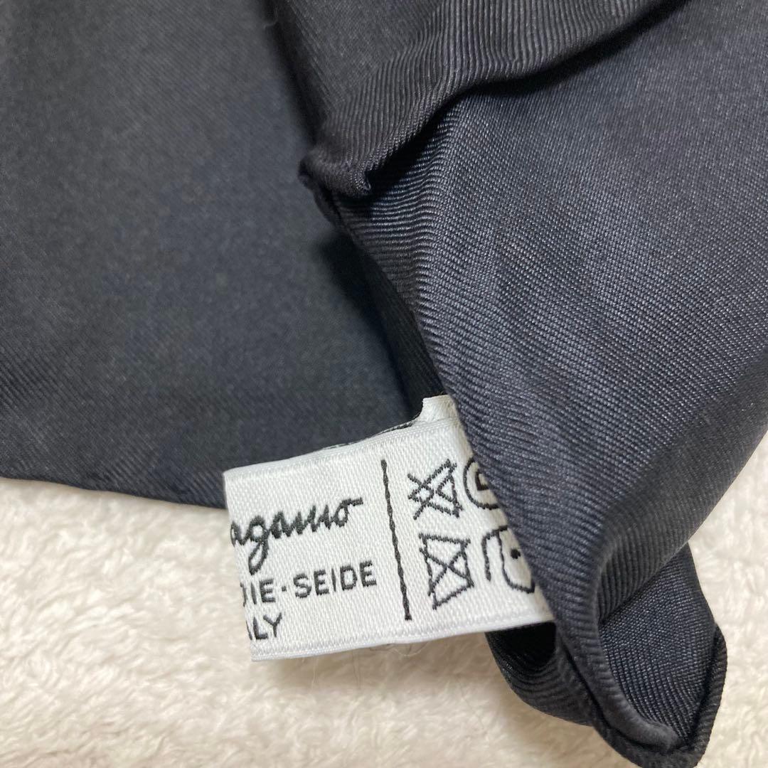 新品希少Salvatore Ferragamoシルク100% 花柄　大判スカーフ