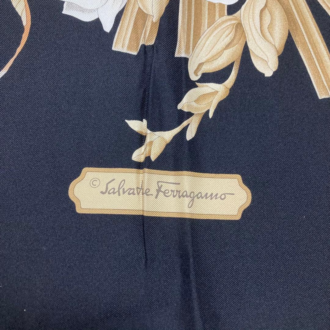 新品希少Salvatore Ferragamoシルク100% 花柄　大判スカーフ