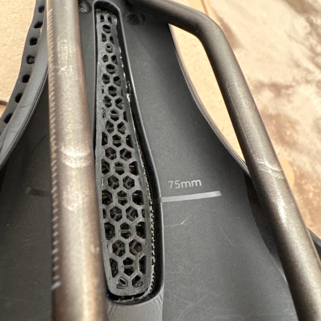 fizik TEMPO ALIANTE R3 ADAPTIVE サドル 145